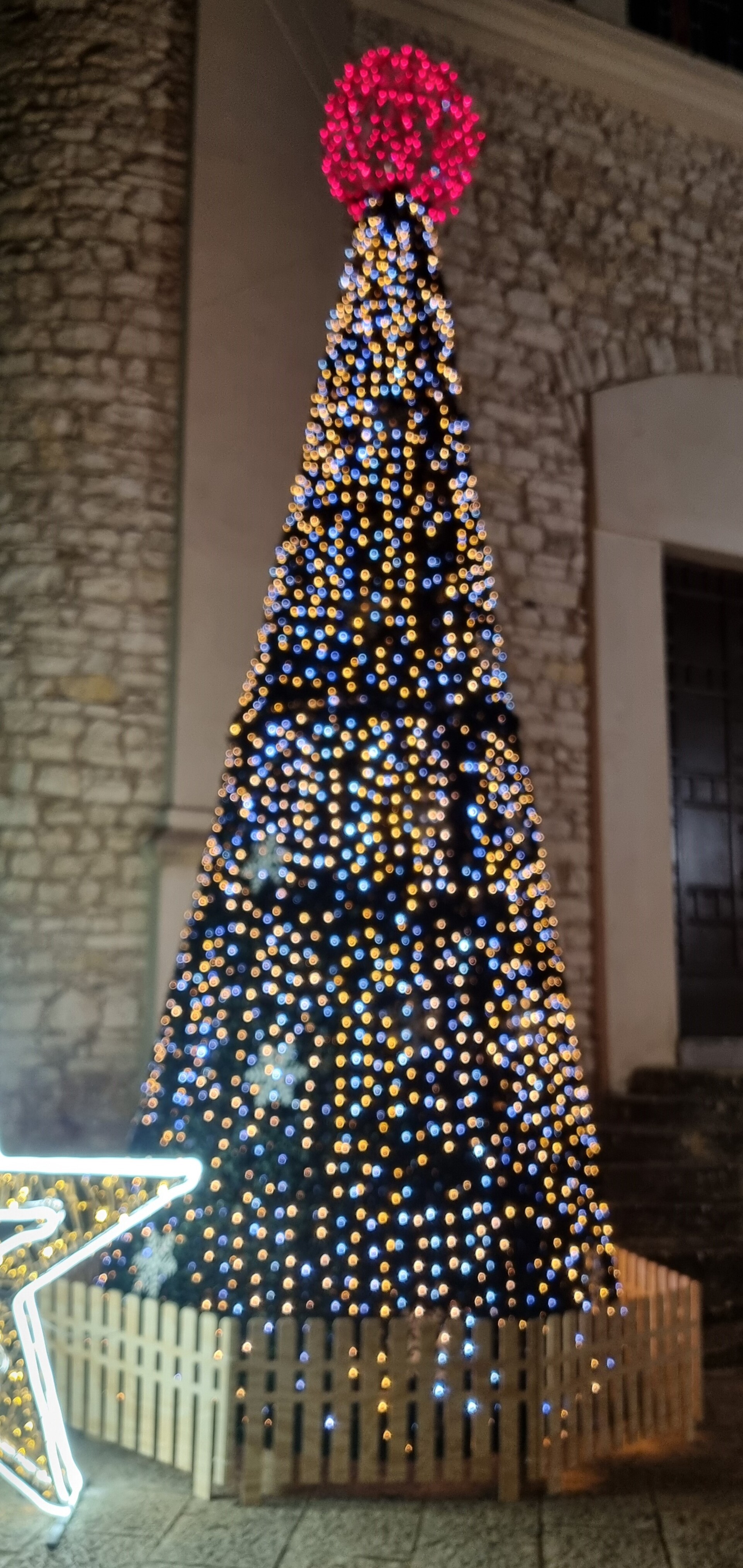 ALBERO CARPET VERDE CON FIOCCHI 7 mt Luminarie Natalizie per Piazze