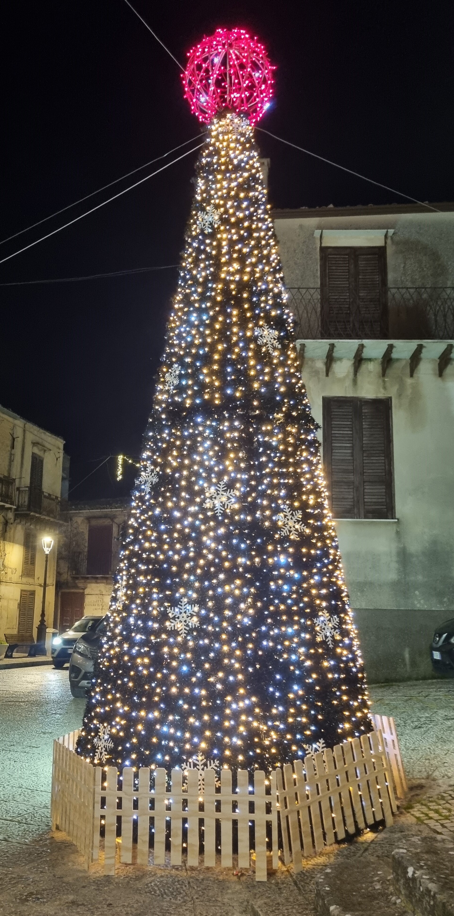 ALBERO CARPET VERDE CON FIOCCHI 7 mt Luminarie Natalizie per Piazze