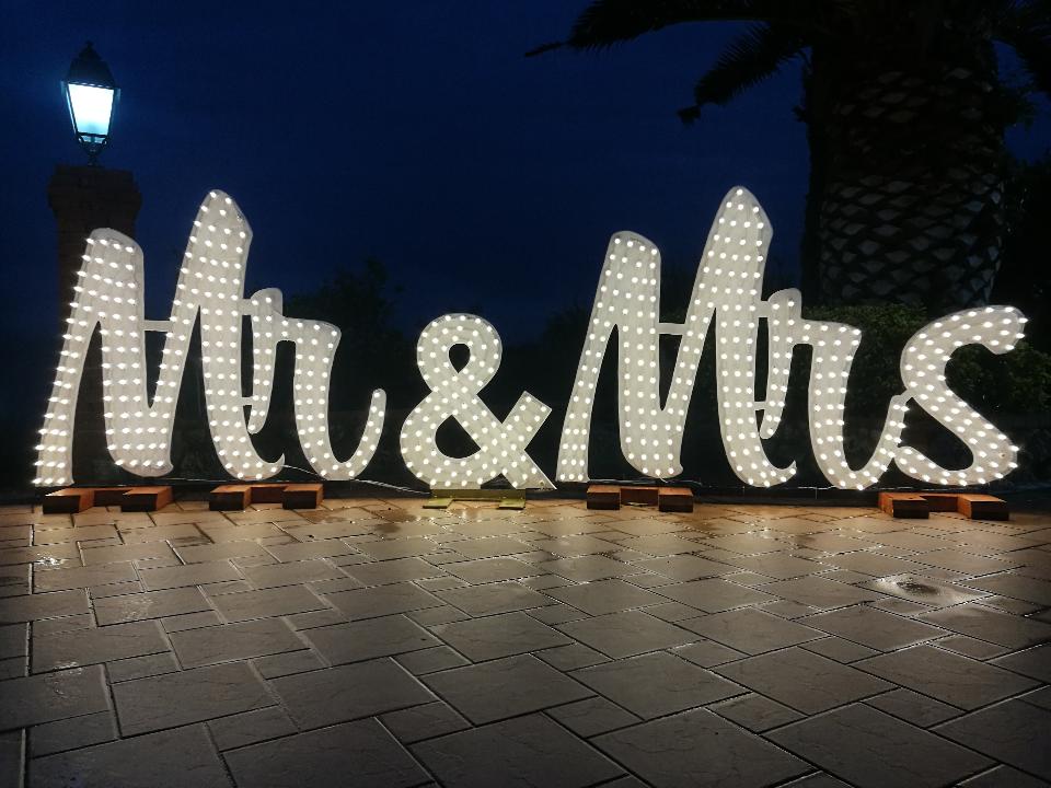 Scritta Luminosa MR & MRS Luminarie Matrimonio