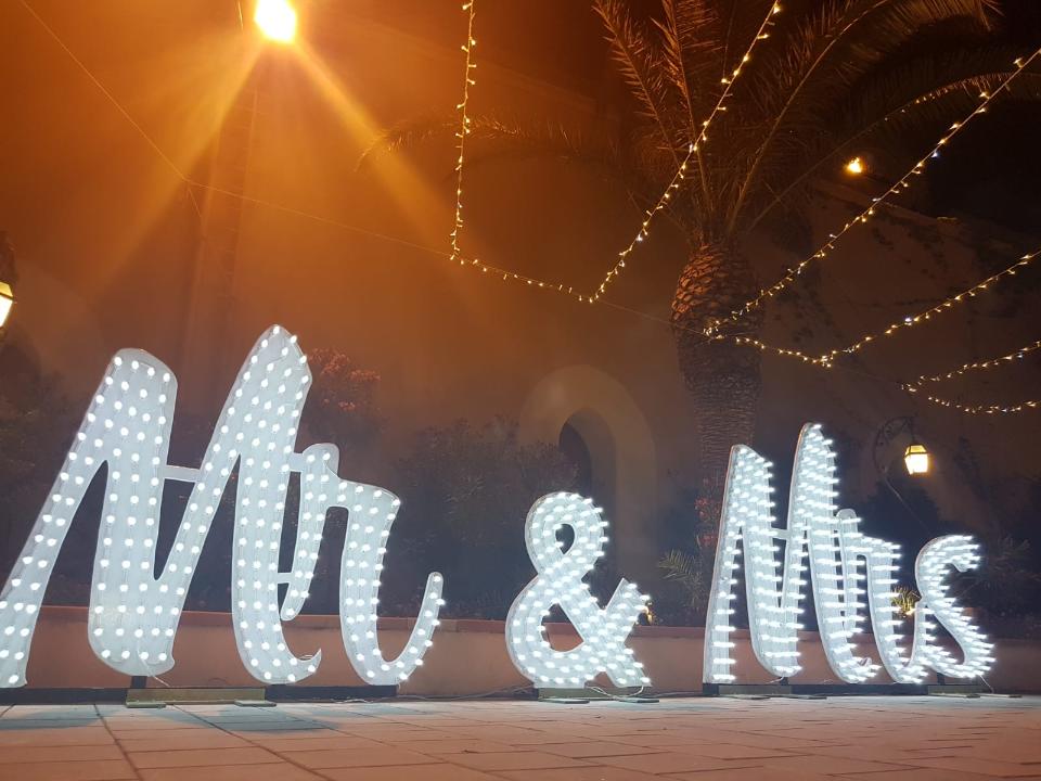 Scritta Luminosa MR & MRS Luminarie Matrimonio