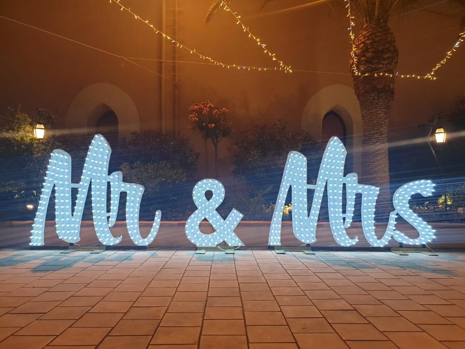 Scritta Luminosa MR & MRS Luminarie Matrimonio