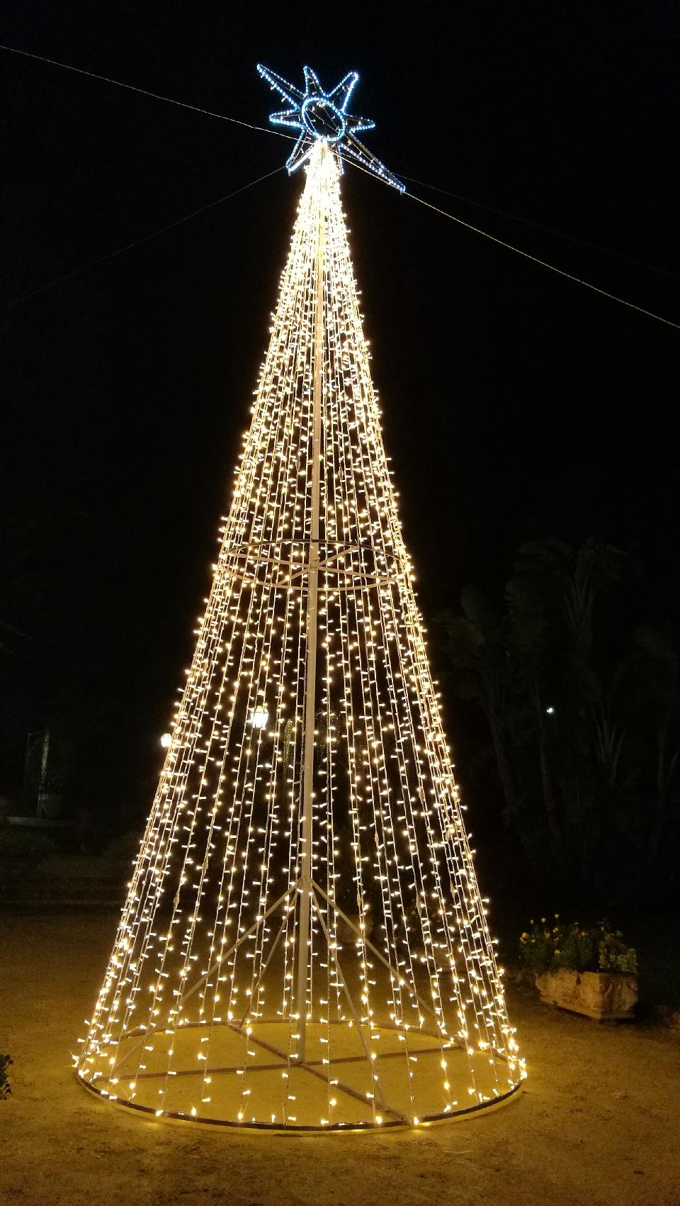 TRIS ALBERI CON STRINGHE Luminarie Natalizie per Piazze