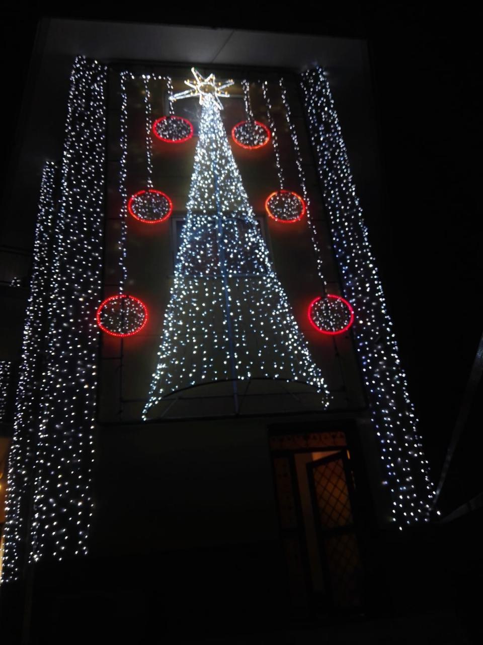 TRIS ALBERI CON STRINGHE Luminarie Natalizie per Piazze