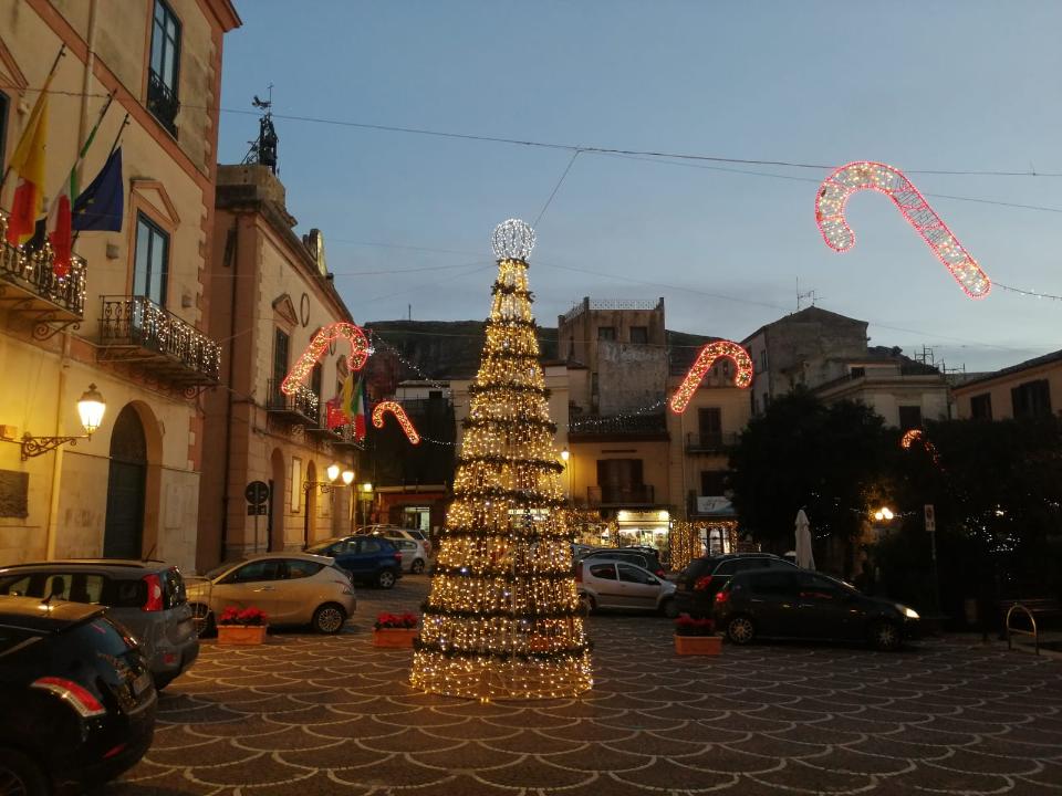 ALBERO CON GHIRLANDE VERDI 7 mt Luminarie Natalizie per Piazze