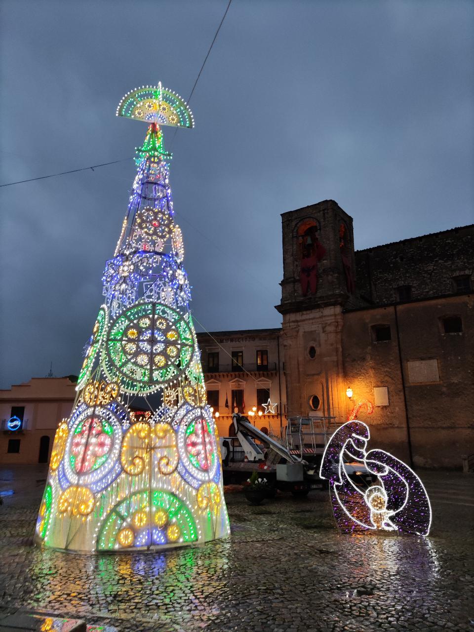 ALBERO CON PANNELLI LUMINARIE 3D - 12Mt Luminarie Natalizie per Piazze