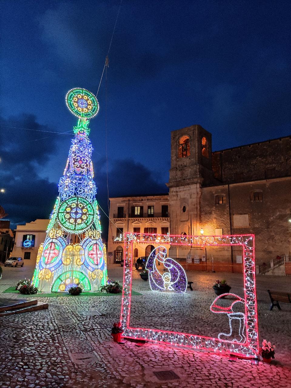 ALBERO CON PANNELLI LUMINARIE 3D - 12Mt Luminarie Natalizie per Piazze