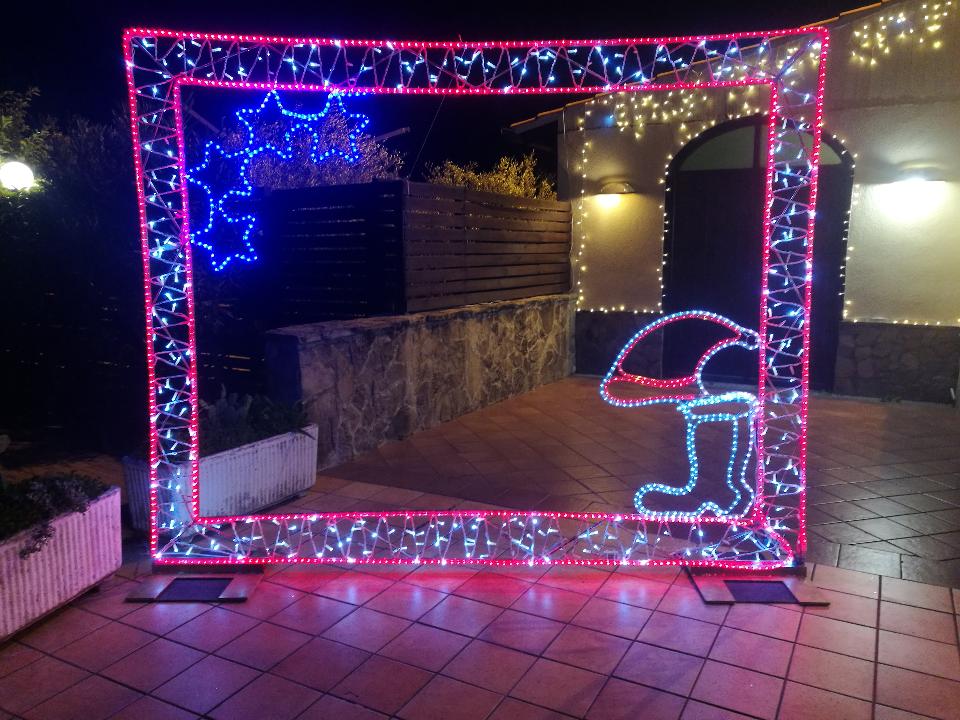 CORNICE SELFIE CON CAPPELLO E SCARPONI Luminarie Natalizie per Piazze