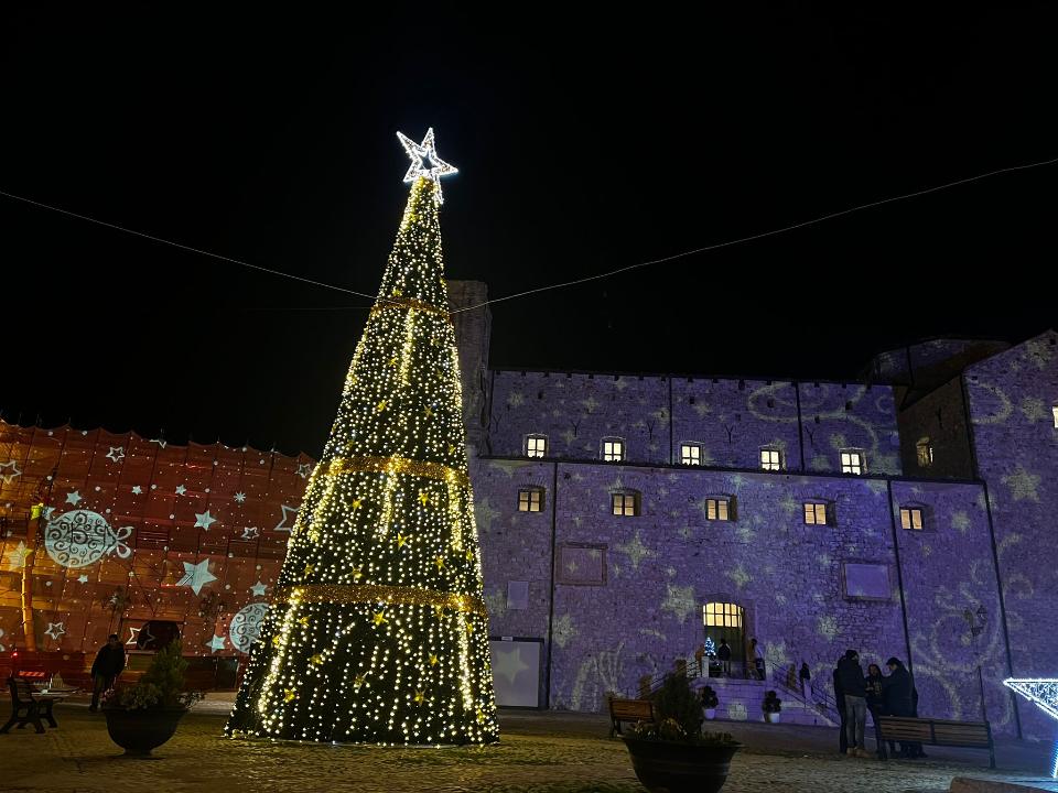 PROIEZIONI DI IMMAGINI NATALIZIE SU EDIFICI Proiezioni Prospetti