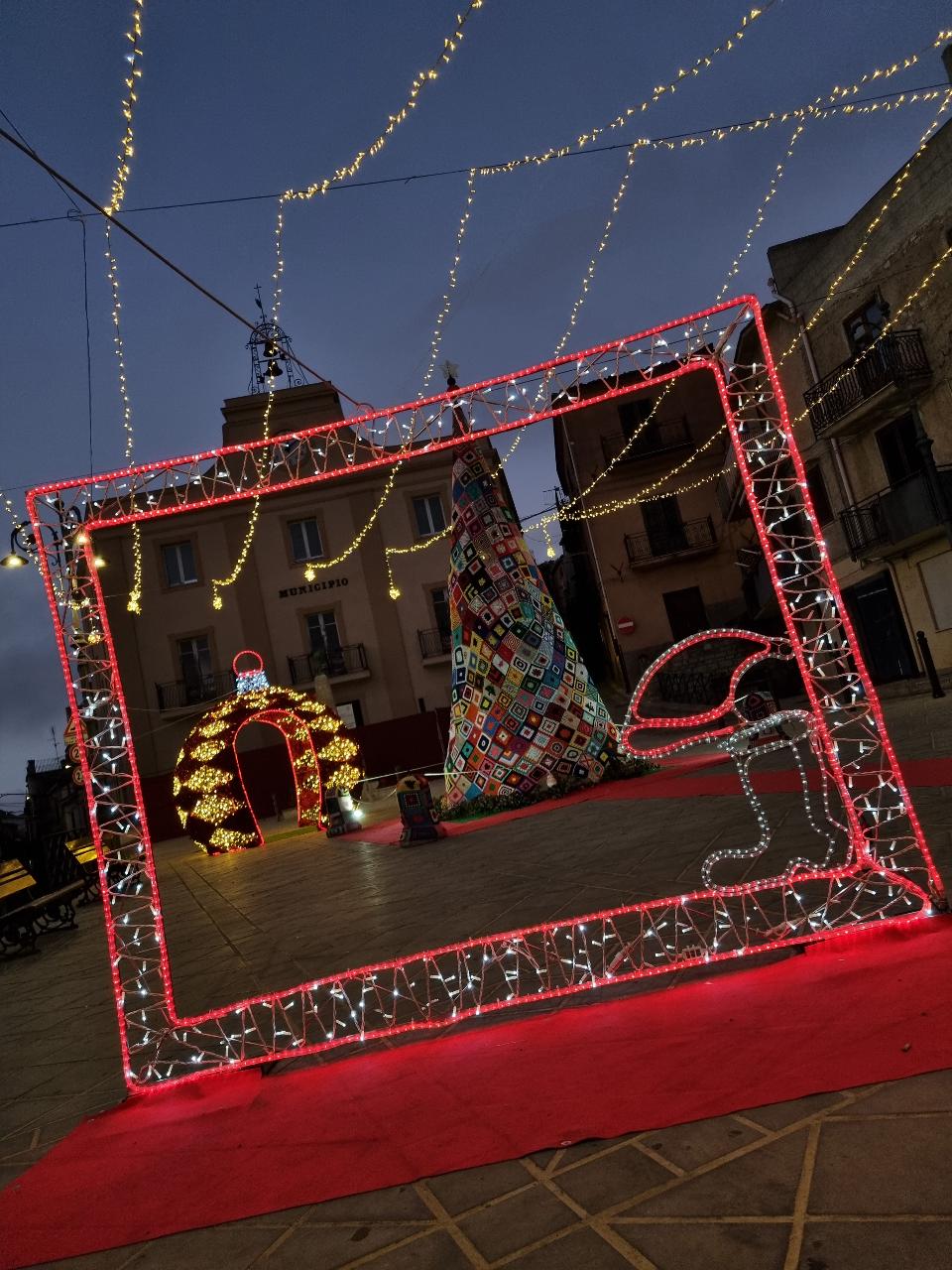 CORNICE SELFIE CON CAPPELLO E SCARPONI Luminarie Natalizie per Piazze