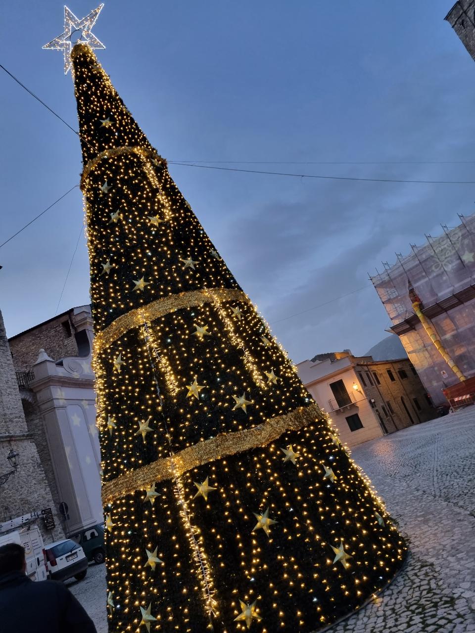 ALBERO CON CARPET VERDE E STELLE 12Mt Luminarie Natalizie per Piazze