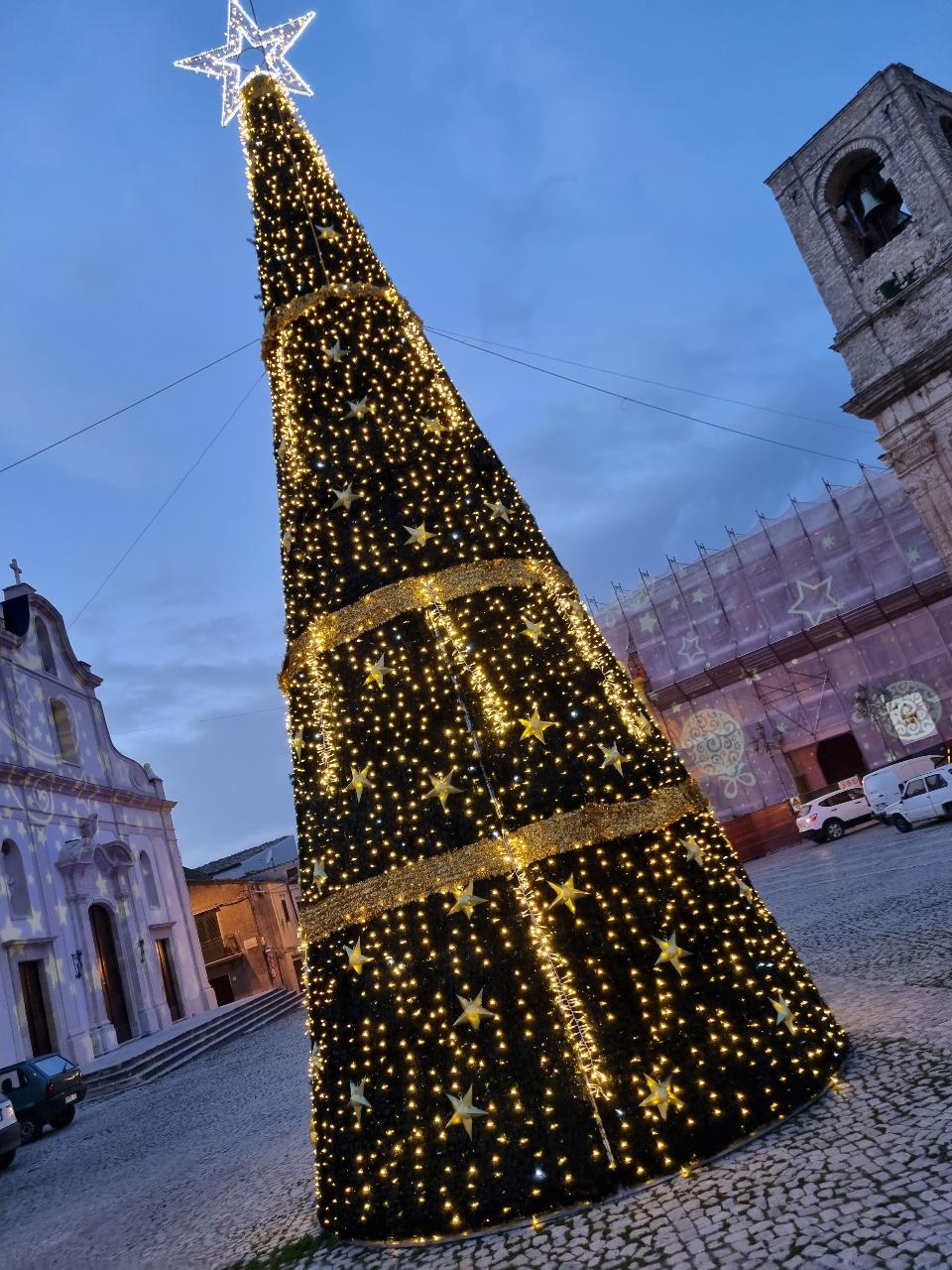 ALBERO CON CARPET VERDE E STELLE 12Mt Luminarie Natalizie per Piazze