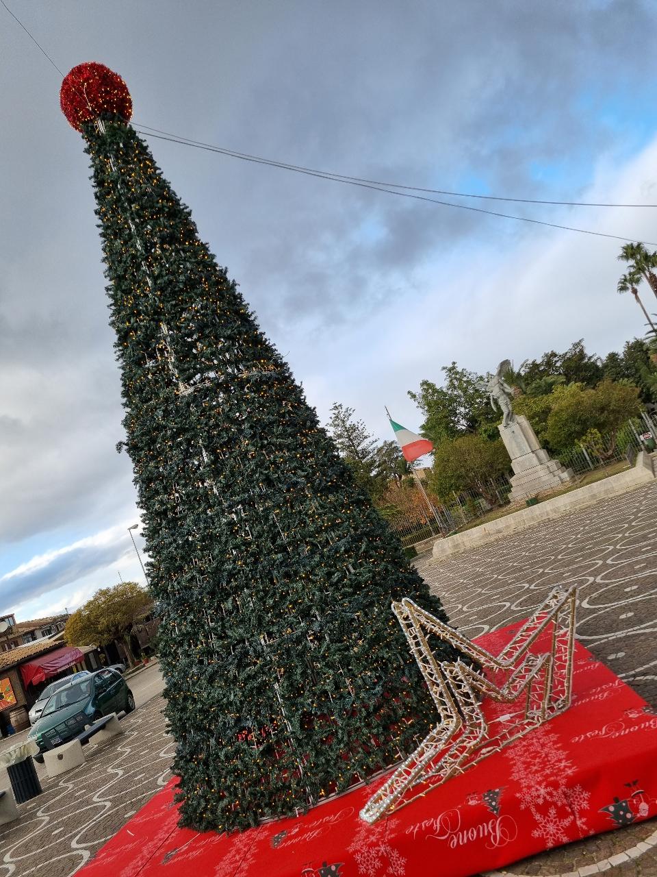 ALBERO CON GHIRLANDE VERDI 7 mt Luminarie Natalizie per Piazze