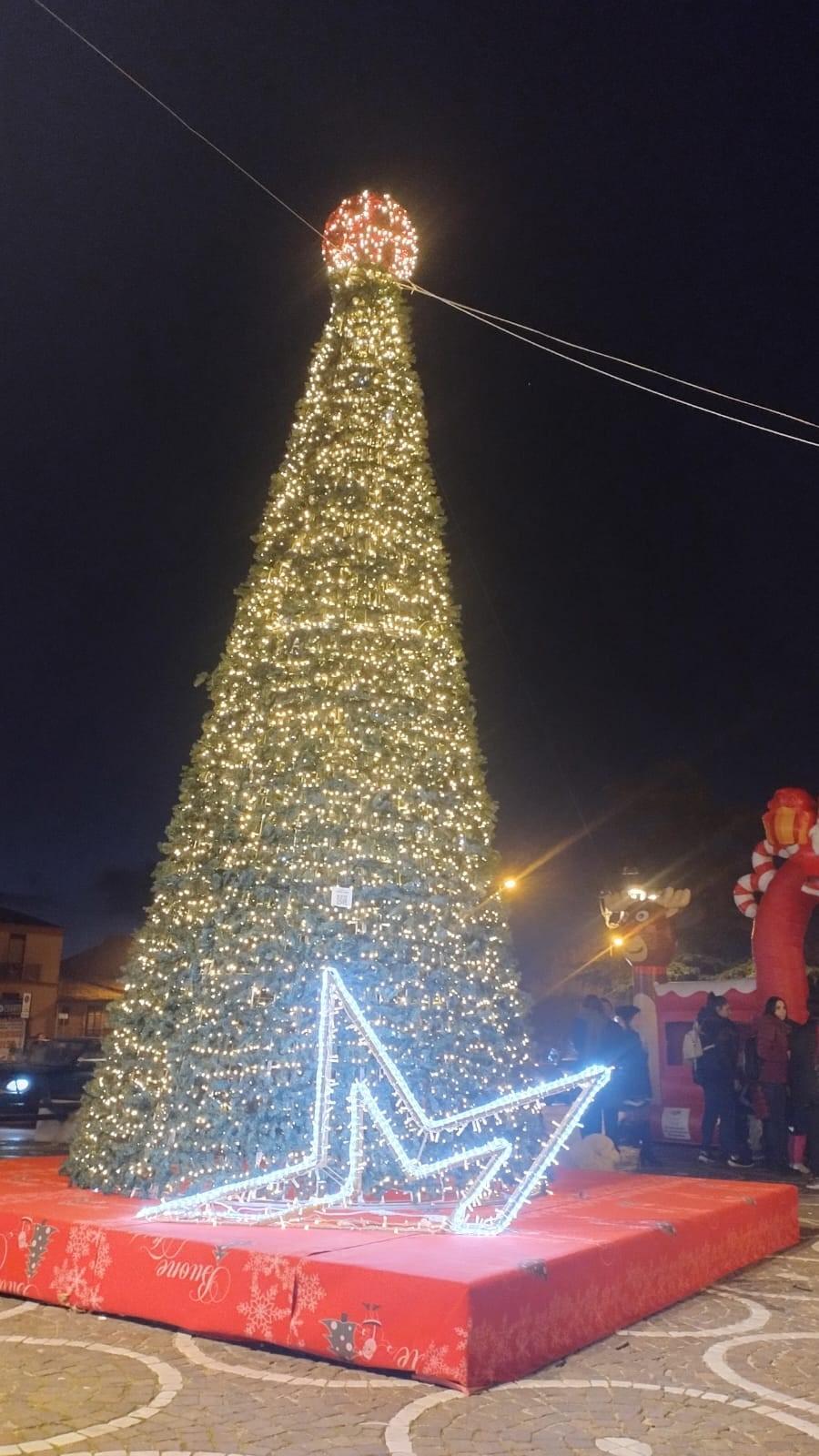 ALBERO CON GHIRLANDE VERDI 7 mt Luminarie Natalizie per Piazze