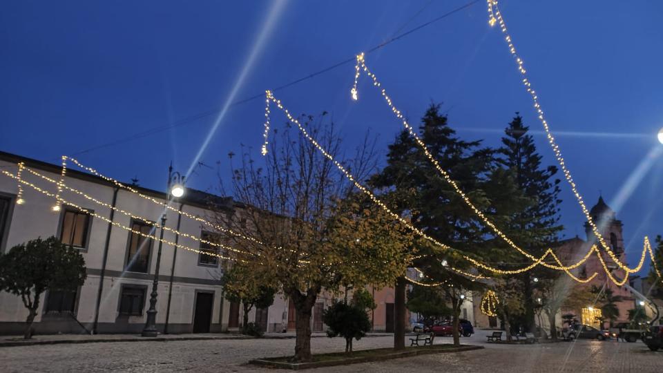 STRINGHE PER ADDOBBI STRADALI Luminarie Natalizie per Strade