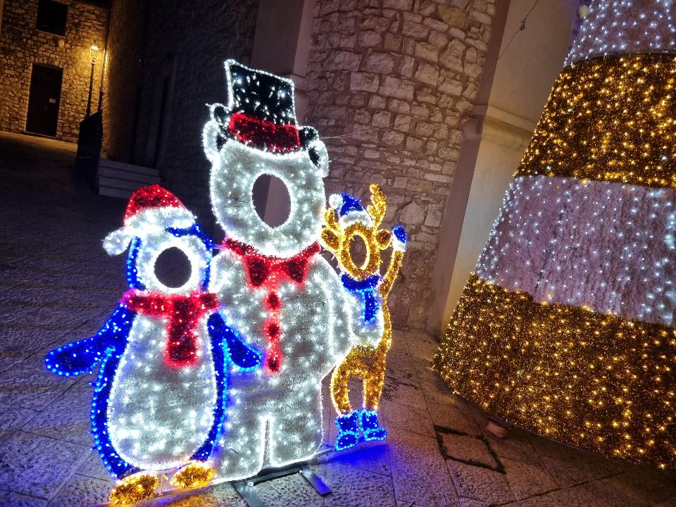 CORNICE SELFIE CON CAPPELLO E SCARPONI Luminarie Natalizie per Piazze