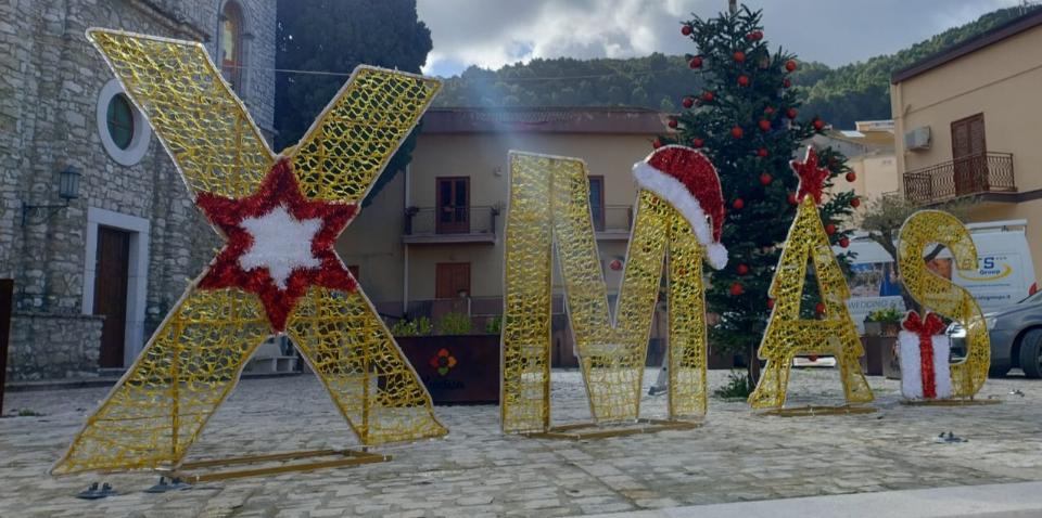 CORNICE SELFIE CON CAPPELLO E SCARPONI Luminarie Natalizie per Piazze