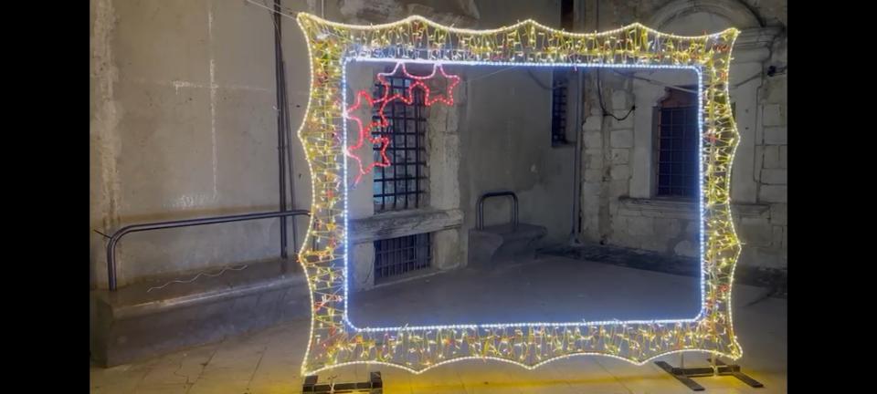 CORNICE SELFIE CON CAPPELLO E SCARPONI Luminarie Natalizie per Piazze