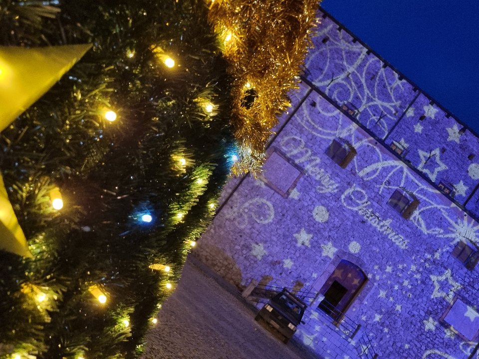 ALBERO CARPET VERDE con Fiocchi o Stelle 12 Mt Luminarie Natalizie per Piazze