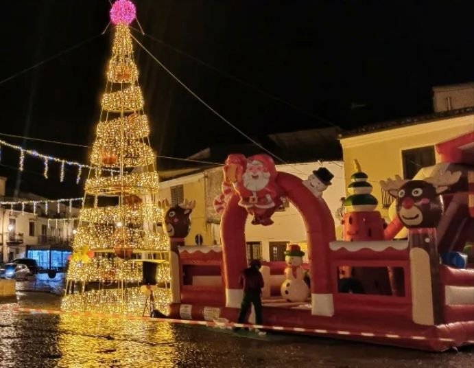 ALBERO CHAMPAGNE CON SFERE 12Mt Luminarie Natalizie per Piazze