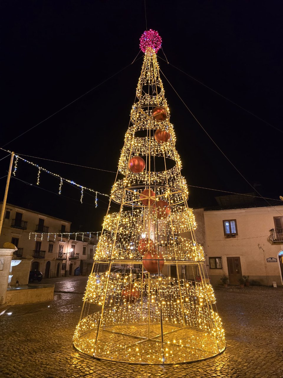 ALBERO SPIRALE SCOMPOSTA CON SFERE 12Mt Luminarie Natalizie per Piazze