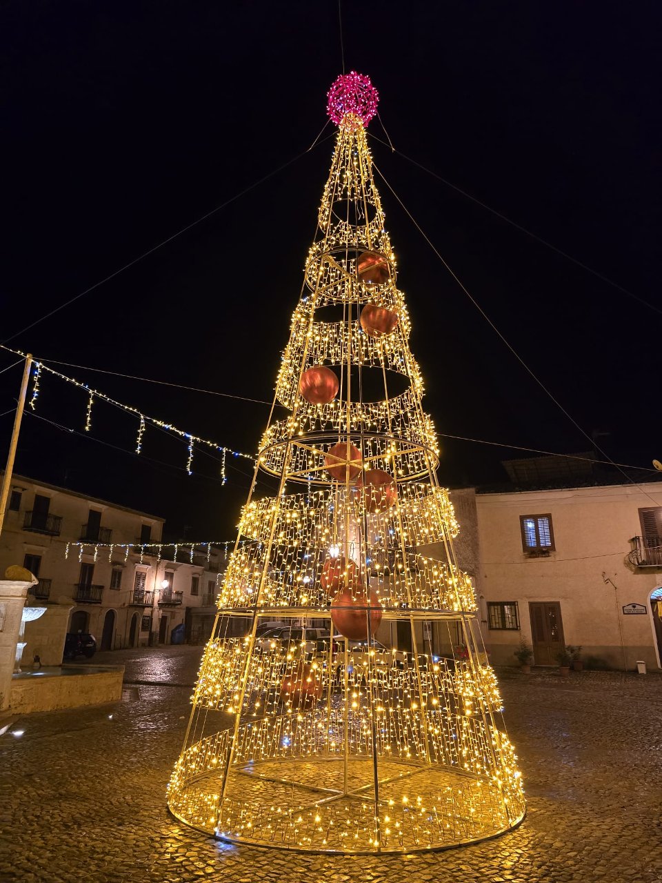 ALBERO CHAMPAGNE CON SFERE 12Mt Luminarie Natalizie per Piazze