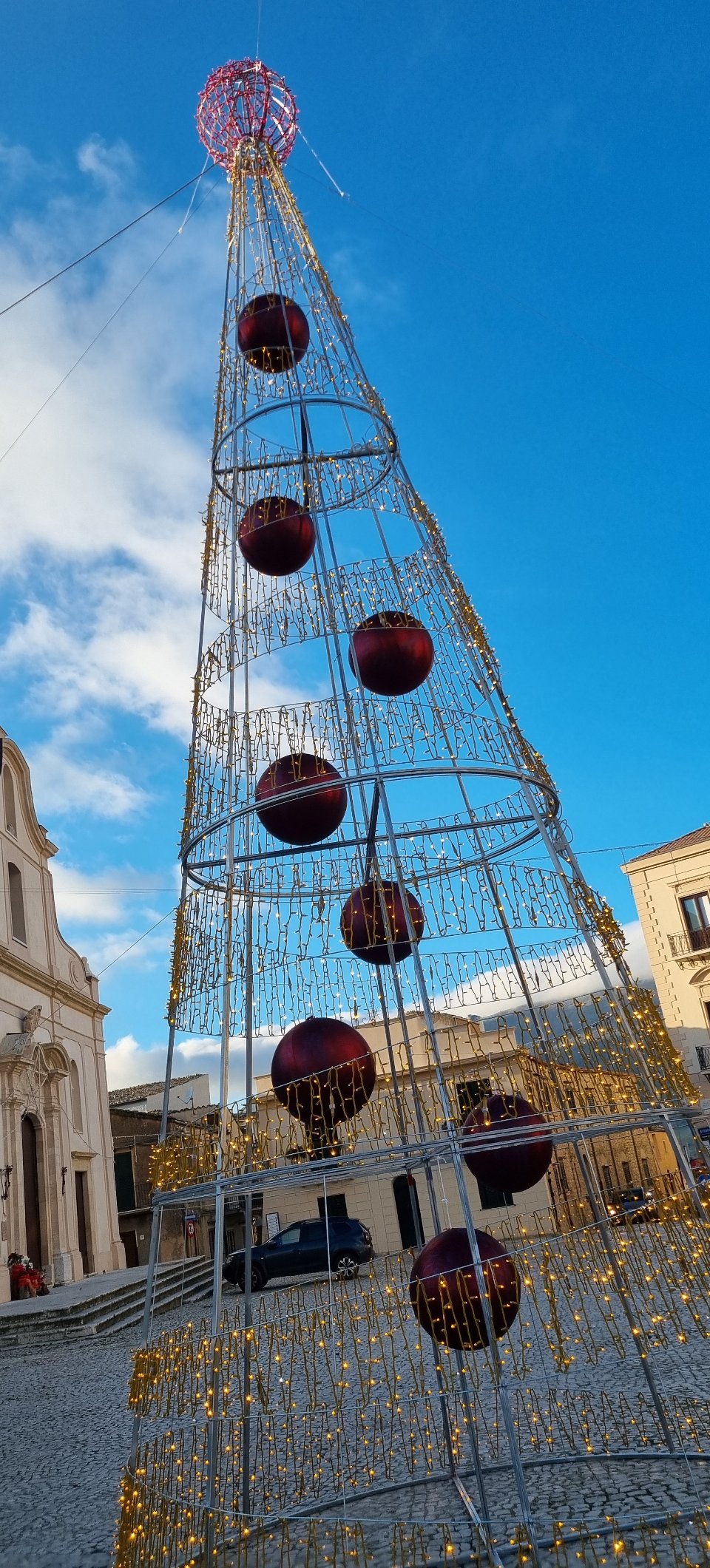 ALBERO SPIRALE SCOMPOSTA CON SFERE 12Mt Luminarie Natalizie per Piazze