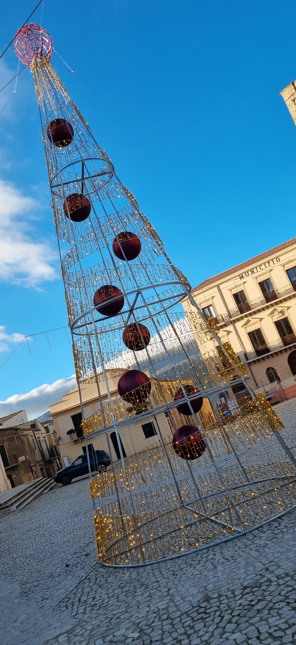 ALBERO SPIRALE SCOMPOSTA CON SFERE 12Mt Luminarie Natalizie per Piazze