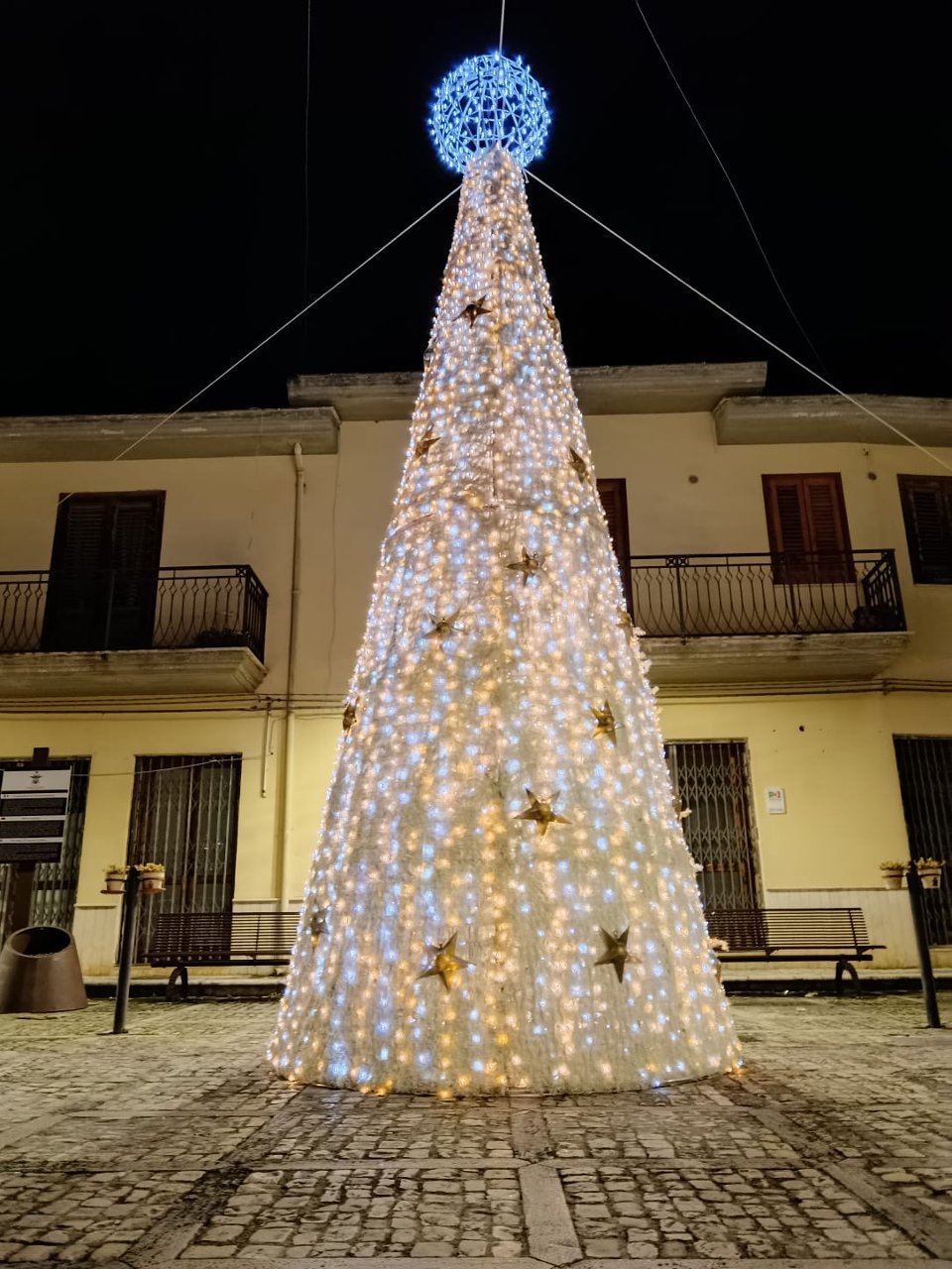 ALBERO INNEVATO CON STELLE 3D - 7 mt Luminarie Natalizie per Piazze