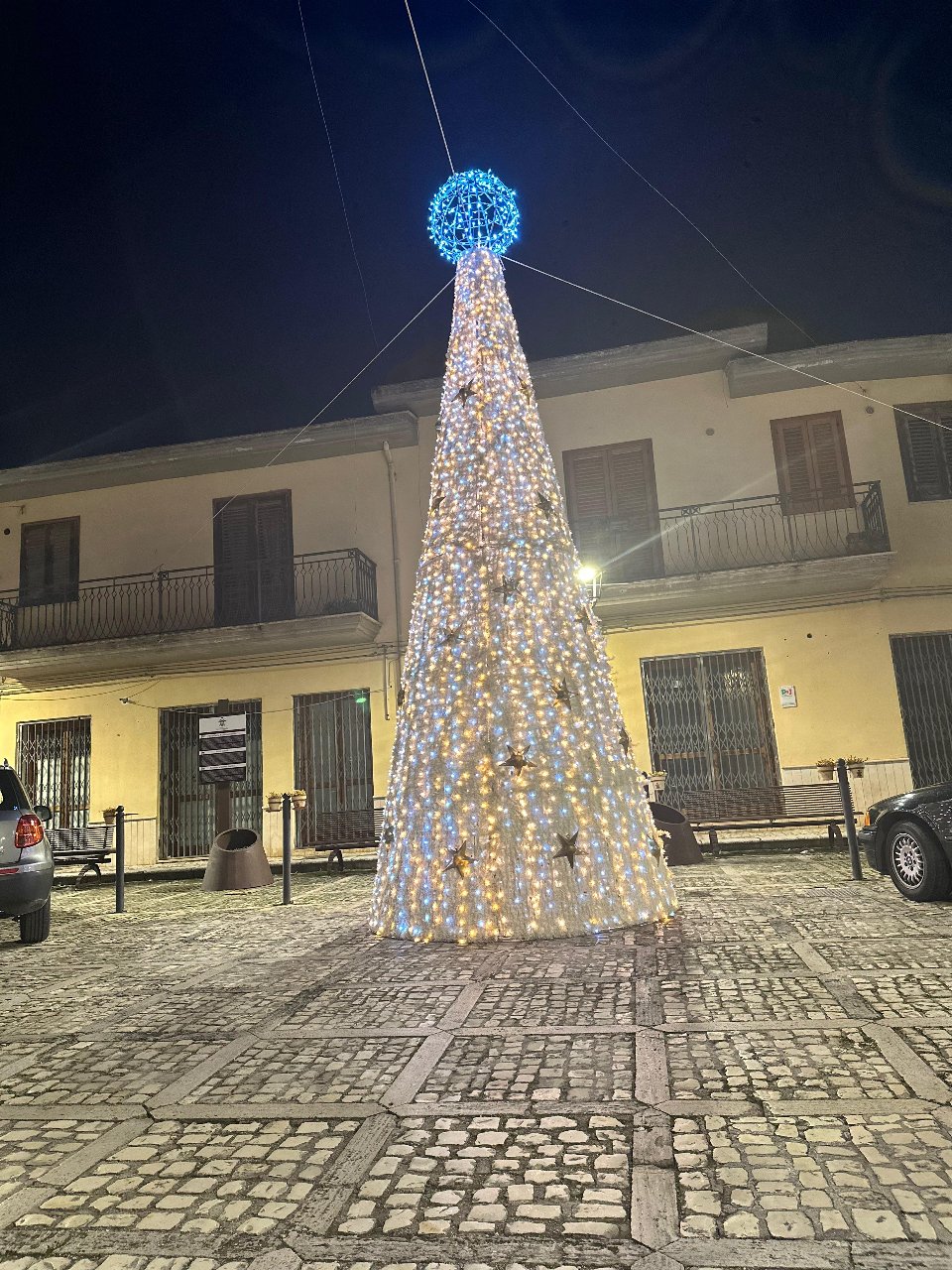 ALBERO INNEVATO CON STELLE 3D - 7 mt Luminarie Natalizie per Piazze