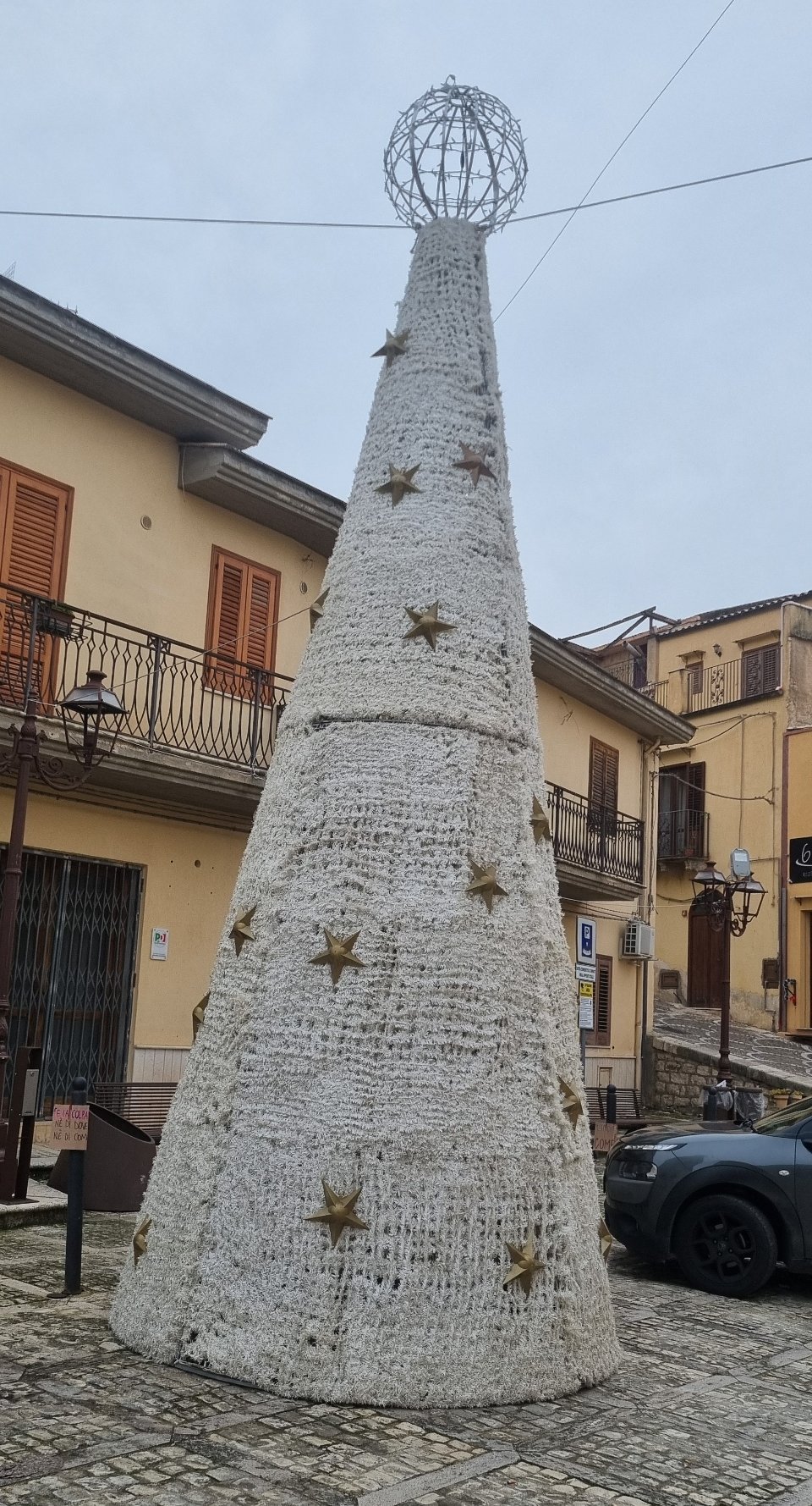 ALBERO INNEVATO CON STELLE 3D - 7 mt Luminarie Natalizie per Piazze