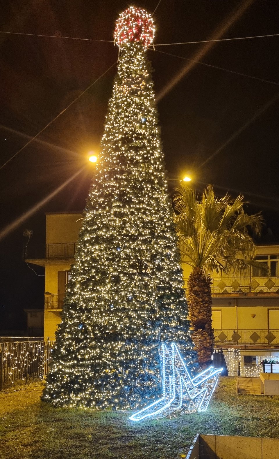 ALBERO CON GHIRLANDE VERDI 7 mt Luminarie Natalizie per Piazze