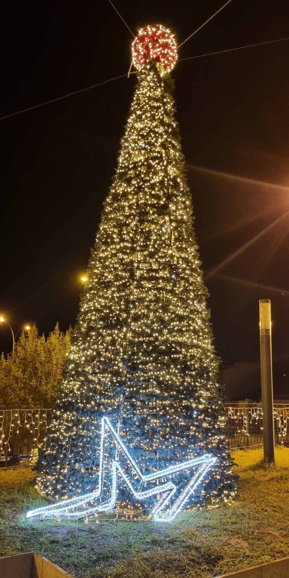 ALBERO CON GHIRLANDE VERDI 7 mt Luminarie Natalizie per Piazze