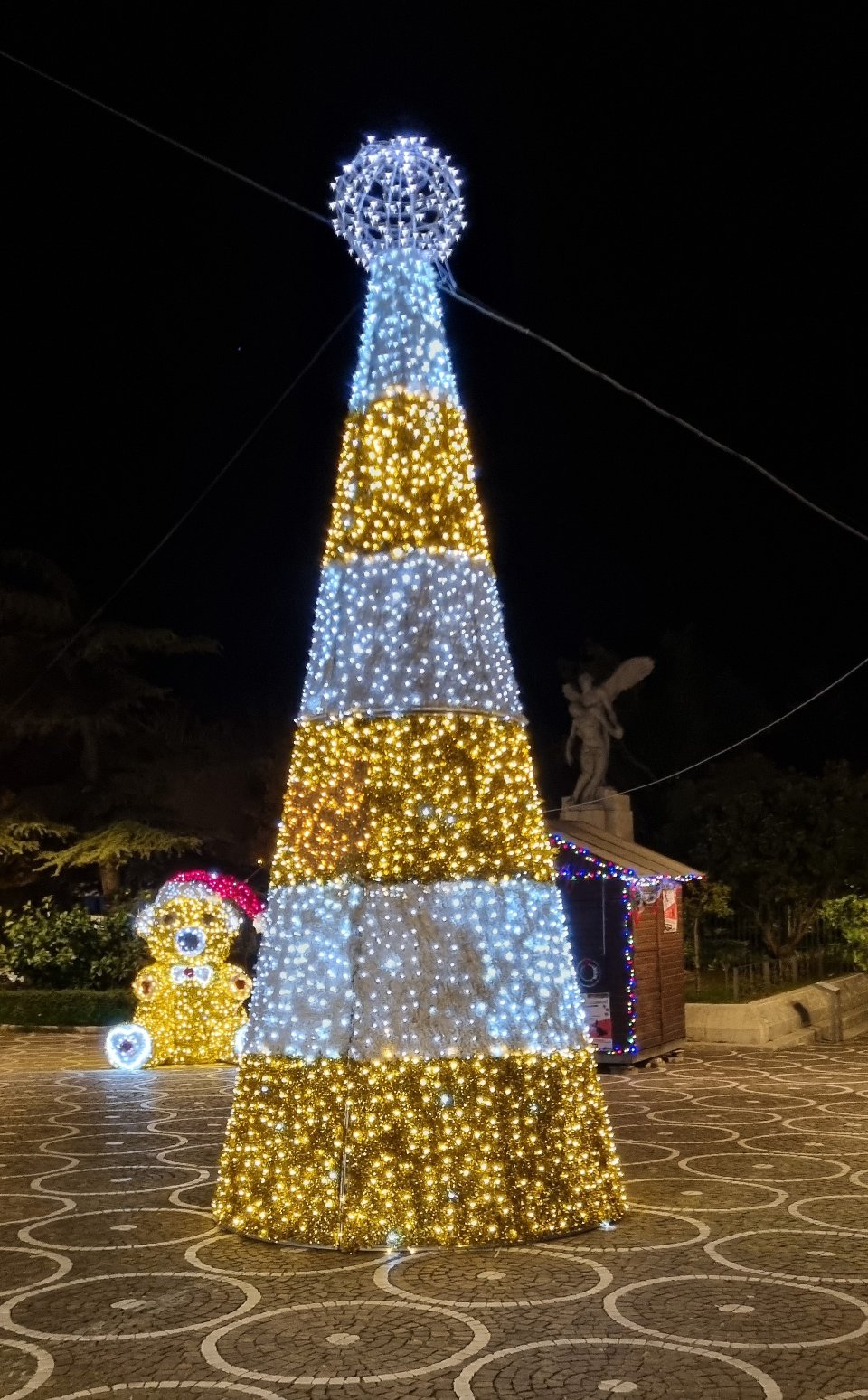 ALBERO CON FASCE GIALLE 7 mt Luminarie Natalizie per Piazze