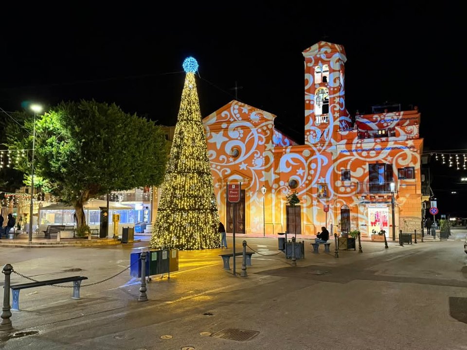 ALBERO CARPET VERDE con Fiocchi o Stelle 12 Mt Luminarie Natalizie per Piazze