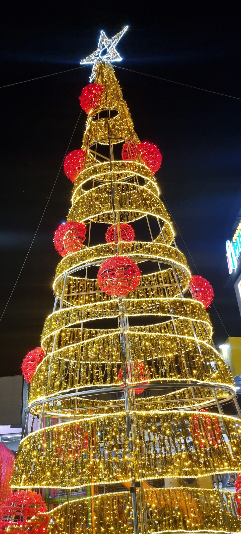 ALBERO SPIRALE SCOMPOSTA CON SFERE 12Mt Luminarie Natalizie per Piazze