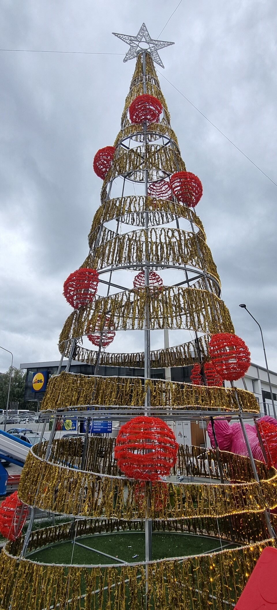 ALBERO SPIRALE SCOMPOSTA CON SFERE 12Mt Luminarie Natalizie per Piazze