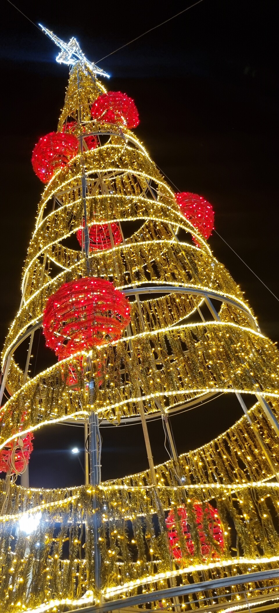 ALBERO SPIRALE SCOMPOSTA CON SFERE 12Mt Luminarie Natalizie per Piazze