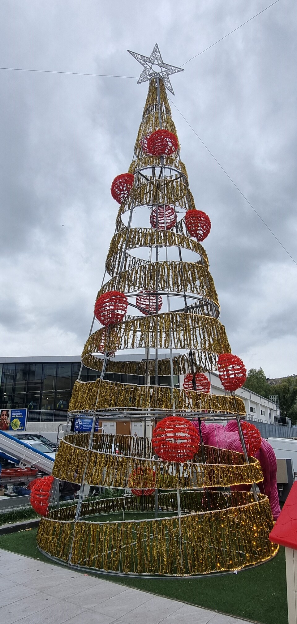 ALBERO SPIRALE SCOMPOSTA CON SFERE 12Mt Luminarie Natalizie per Piazze