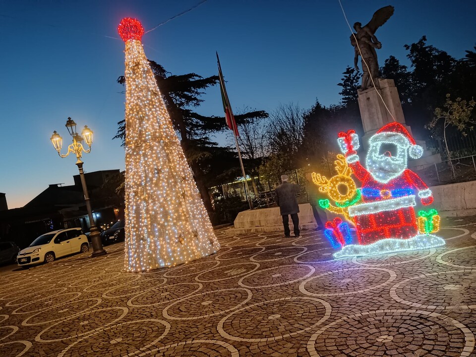 ALBERO INNEVATO CON STELLE 3D - 7 mt Luminarie Natalizie per Piazze