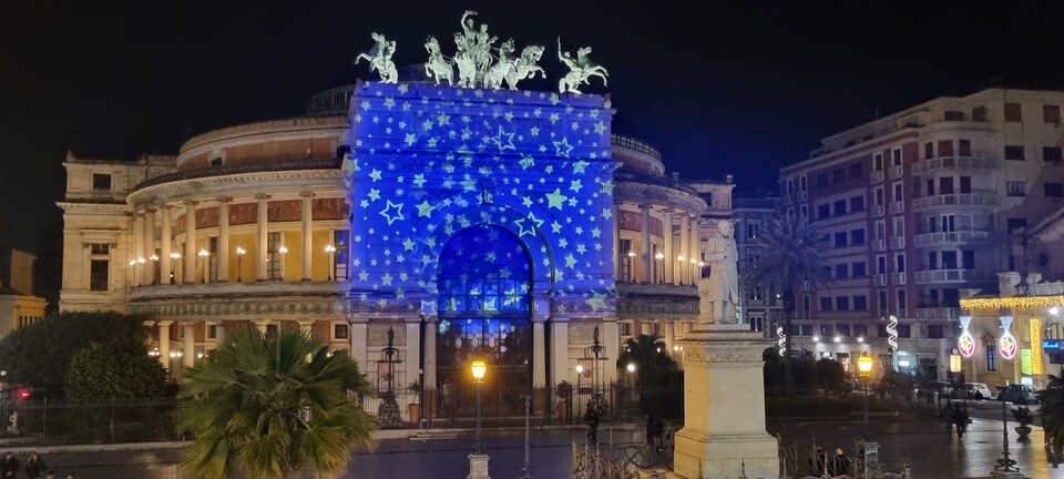 PROIEZIONI SU PROSPETTI DI IMMAGINI NATALIZIE Proiezioni Natalizie su Prospetti