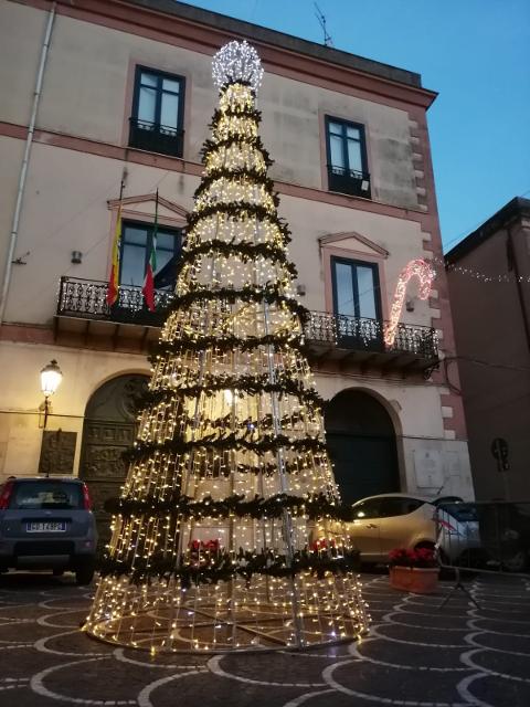 ALBERO CON GHIRLANDE VERDI 7 mt Luminarie Natalizie per Piazze