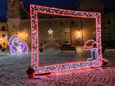 CORNICE SELFIE CON CAPPELLO E SCARPONI Luminarie Natalizie per Piazze