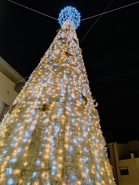 ALBERO INNEVATO CON STELLE 3D - 7 mt Luminarie Natalizie per Piazze