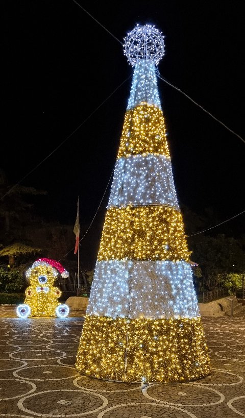 ALBERO CON FASCE GIALLE 7 mt Luminarie Natalizie per Piazze