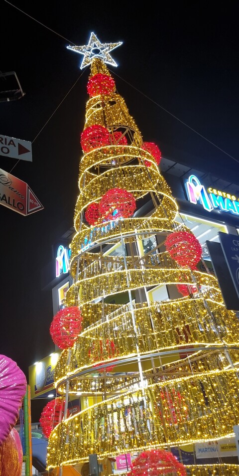 ALBERO SPIRALE SCOMPOSTA CON SFERE 12Mt Luminarie Natalizie per Piazze