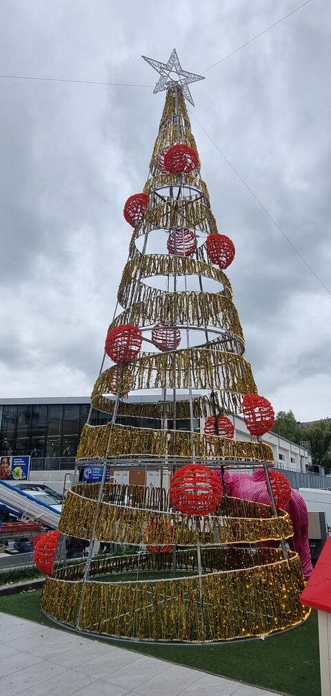 ALBERO SPIRALE SCOMPOSTA CON SFERE 12Mt Luminarie Natalizie per Piazze