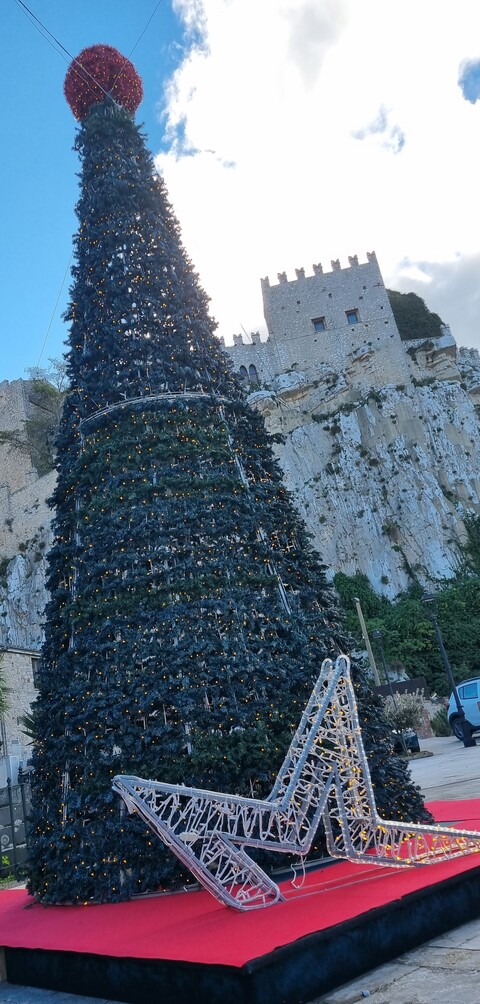 ALBERO CON GHIRLANDE VERDI 7 mt Luminarie Natalizie per Piazze