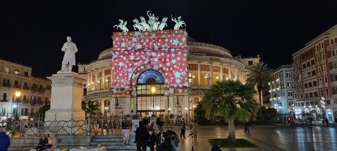 PROIEZIONI SU PROSPETTI DI IMMAGINI NATALIZIE Proiezioni Natalizie su Prospetti