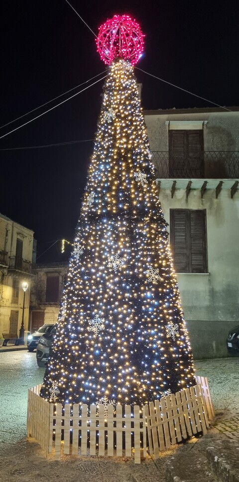 ALBERO CARPET VERDE CON FIOCCHI 7 mt Luminarie Natalizie per Piazze