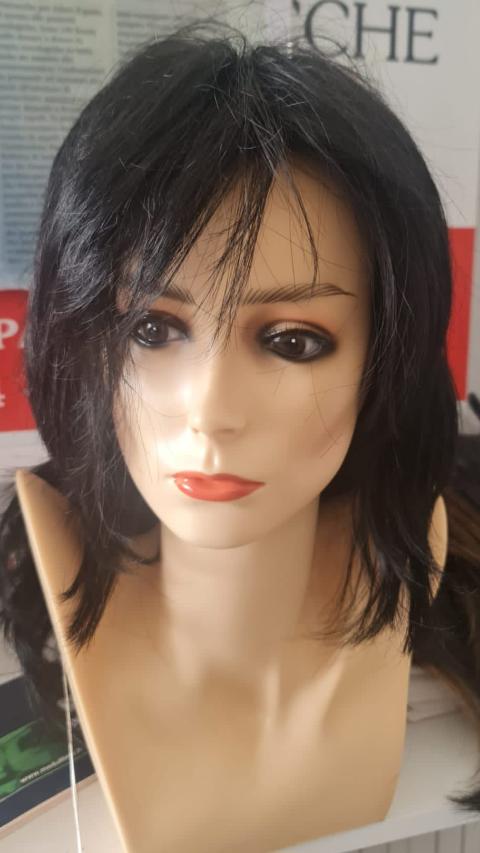 Donna parrucca con capelli sintetici media lunghezza neri